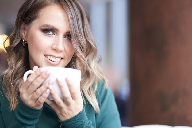 Foto giovane donna che usa il telefono cellulare