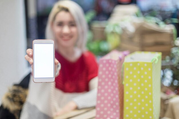 Foto giovane donna che usa il telefono cellulare