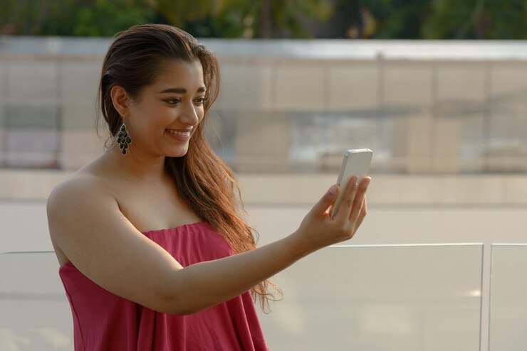 Photo young woman using mobile phone