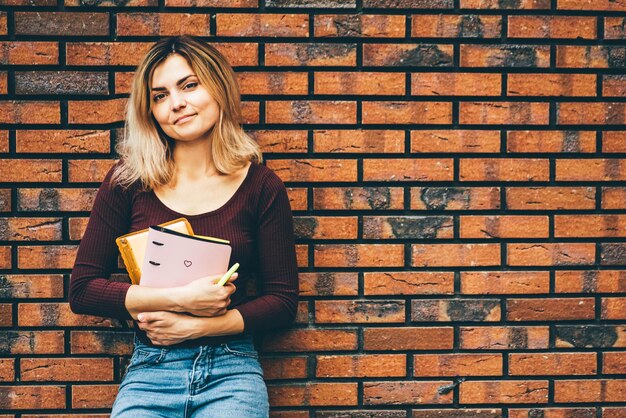 Photo young woman using mobile phone