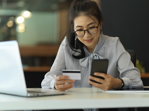 Foto giovane donna che usa il telefono cellulare