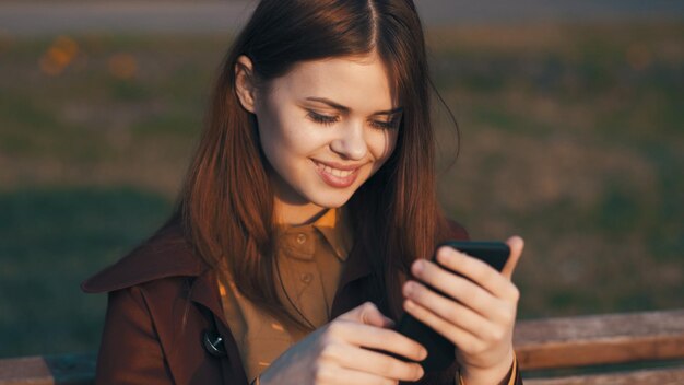 Photo young woman using mobile phone