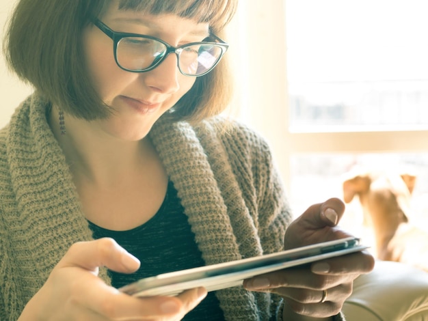 Photo young woman using mobile phone