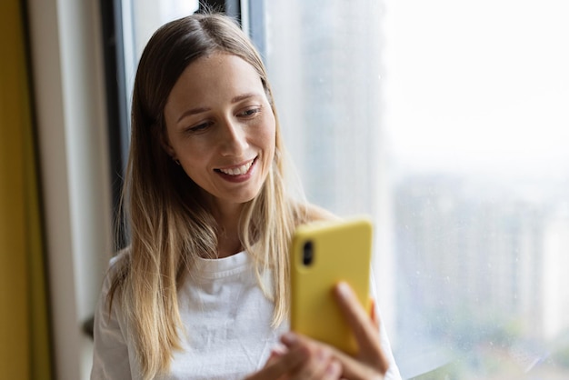 携帯電話を使っている若い女性