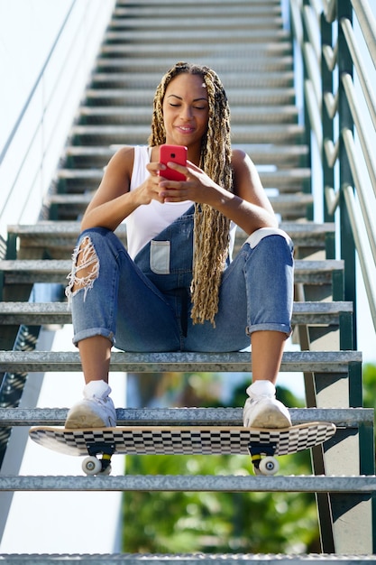 Photo young woman using mobile phone