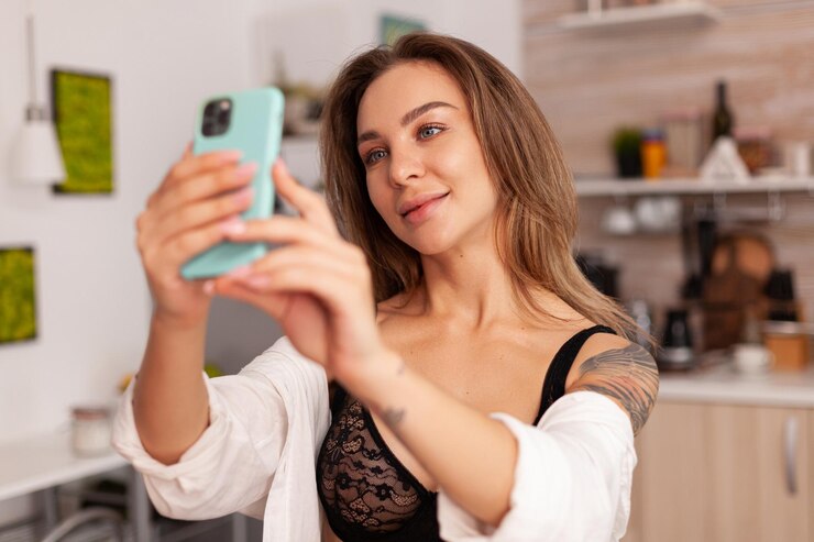 Photo young woman using mobile phone