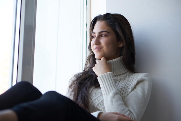 Photo young woman using mobile phone