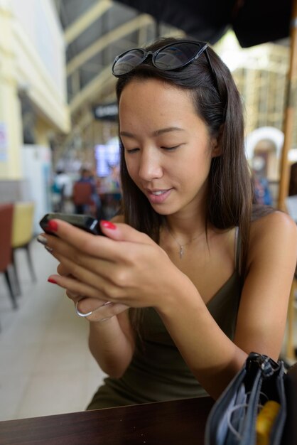 Photo young woman using mobile phone