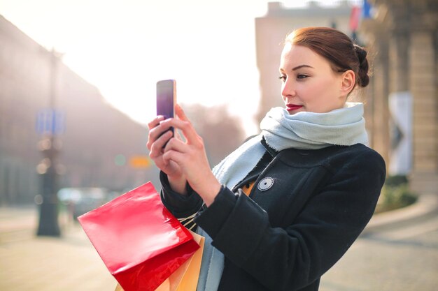 Photo young woman using mobile phone