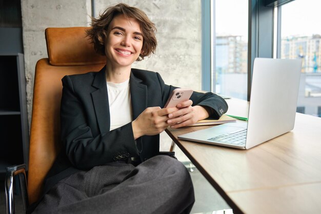 Photo young woman using mobile phone