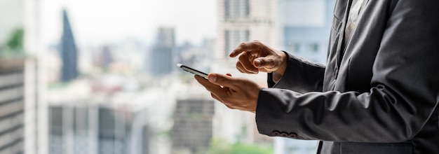 Photo young woman using mobile phone