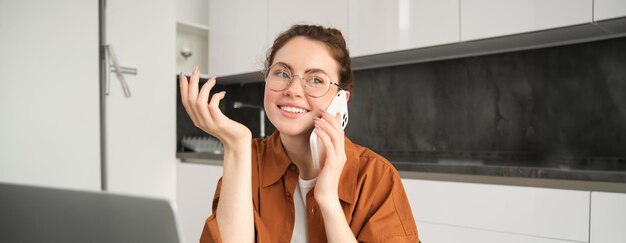 Photo young woman using mobile phone