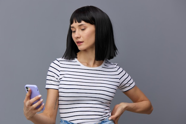 携帯電話を使っている若い女性
