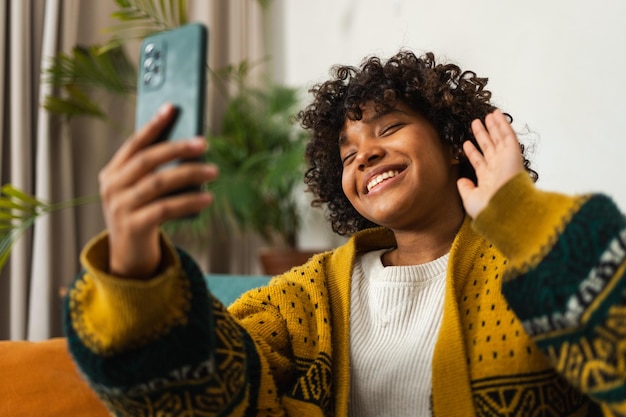 Foto giovane donna che usa il telefono cellulare