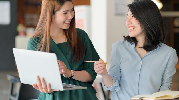 写真 携帯電話を使っている若い女性