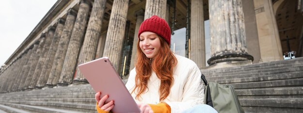 Photo young woman using mobile phone