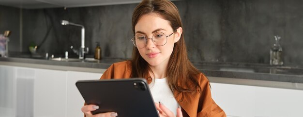 Photo young woman using mobile phone