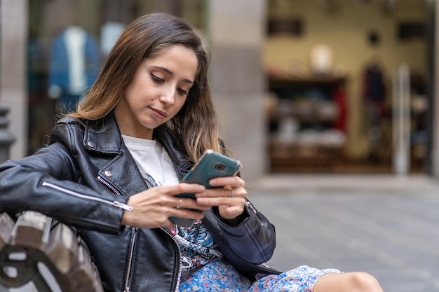 写真 携帯電話を使っている若い女性