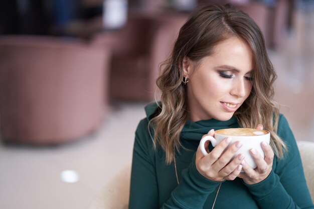 Photo young woman using mobile phone