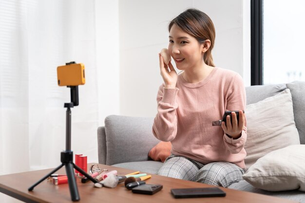 Photo young woman using mobile phone