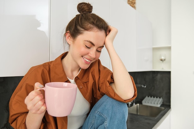 Foto giovane donna che usa il cellulare