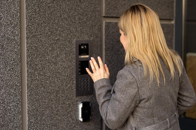 写真 携帯電話を使っている若い女性