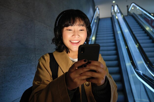 写真 携帯電話を使用する若い女性