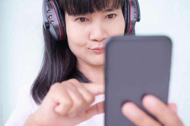 写真 携帯電話を使っている若い女性