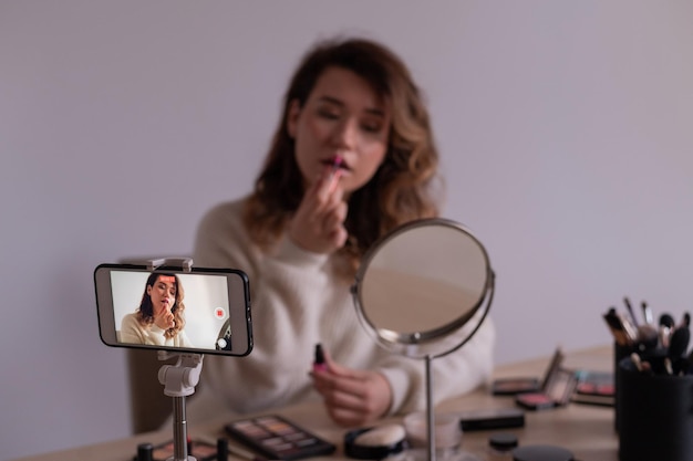 Photo young woman using mobile phone