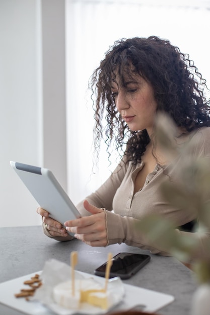 Foto giovane donna che usa il cellulare