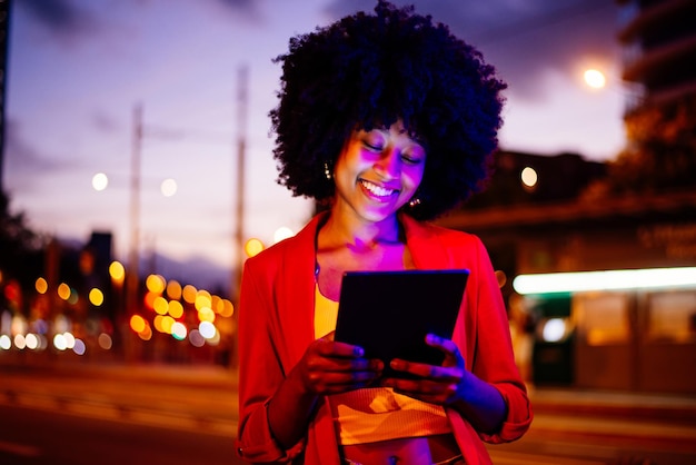 Photo young woman using mobile phone