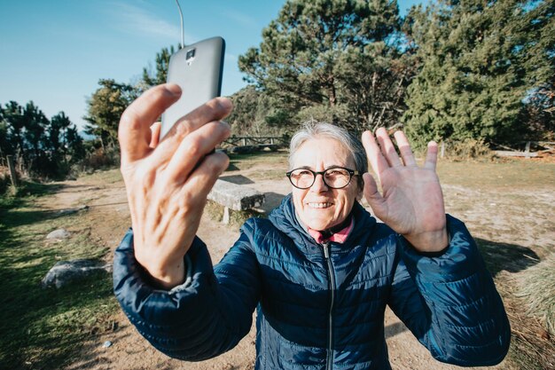 Photo young woman using mobile phone