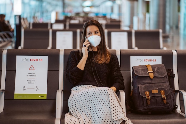 Photo young woman using mobile phone