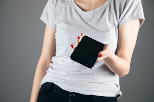 Молодая женщина с помощью мобильного смартфона