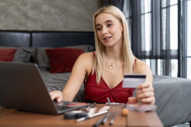 Молодая женщина использует онлайн-платёжное приложение и цифровой кошелек на смартфоне для оплаты с помощью кредитной карты Электронная коммерция и современные покупки через мобильный интернет Blithe