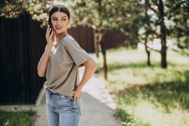 Foto giovane donna che usa il telefono fuori dalla strada