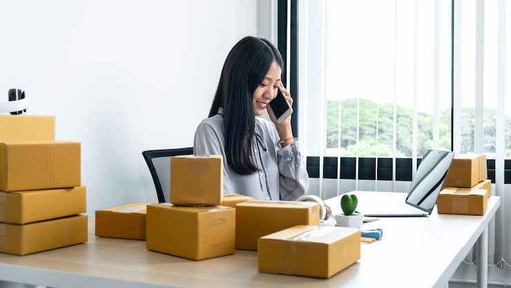 Photo テーブルの上の電話を使っている若い女性