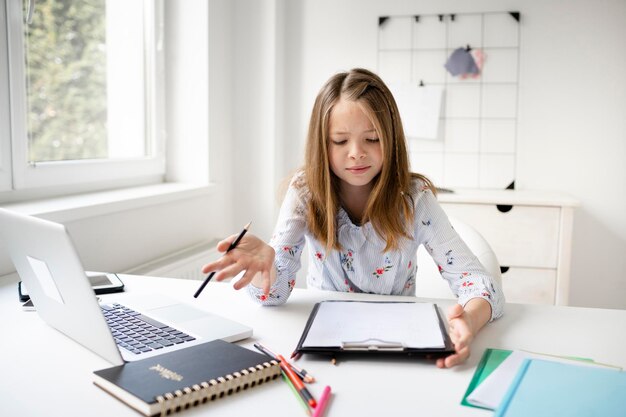 Photo young woman using phone while sitting on table