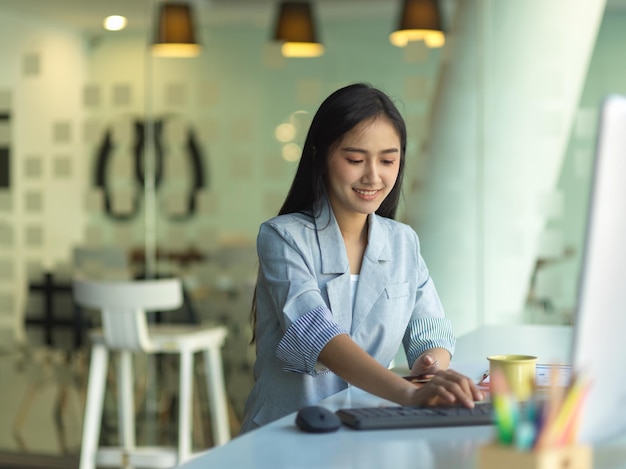 Photo young woman using phone while sitting on table