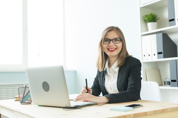 テーブルに座って電話を使っている若い女性