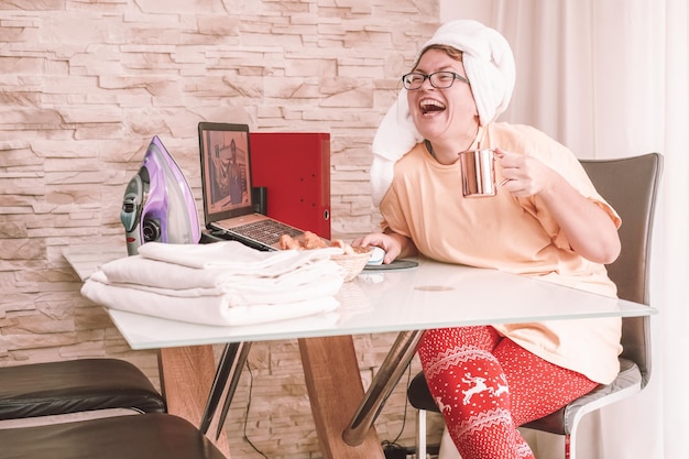 Photo young woman using phone while sitting on table