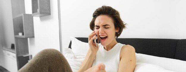 Photo young woman using phone