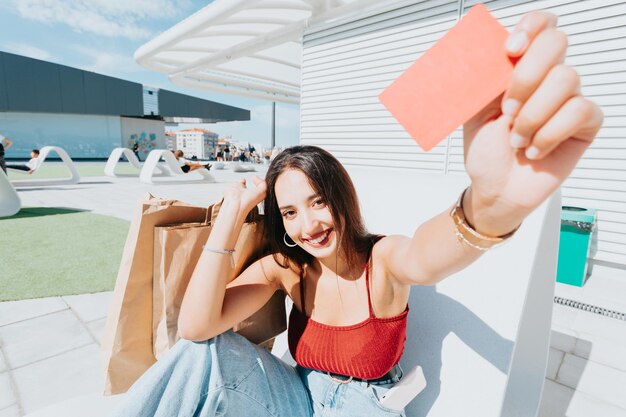 Foto giovane donna che usa il telefono