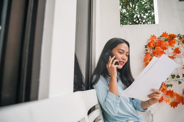 Photo young woman using phone