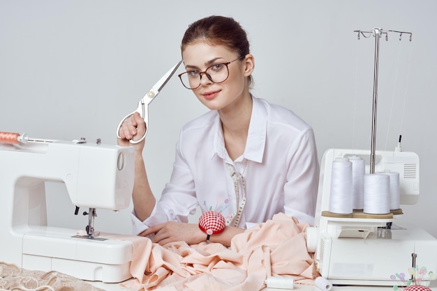 Фото Молодая женщина использует швейную машину