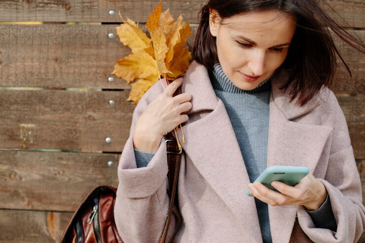 スマートフォンを使用して若い女性