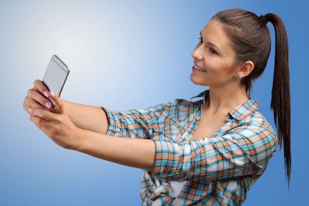 Photo young woman using smartphone