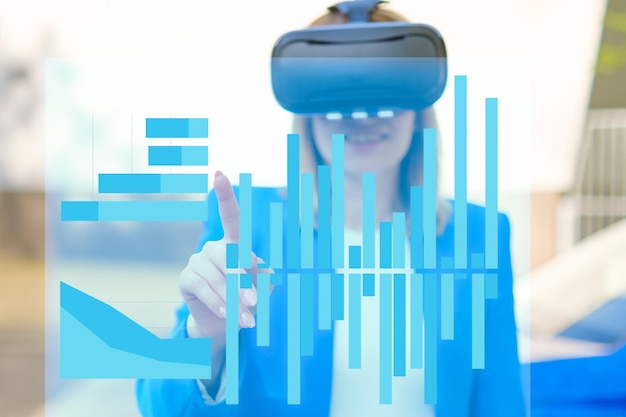 Foto giovane donna che utilizza occhiali per realtà virtuale per analizzare la grafica dei dati in luci al neon colorate