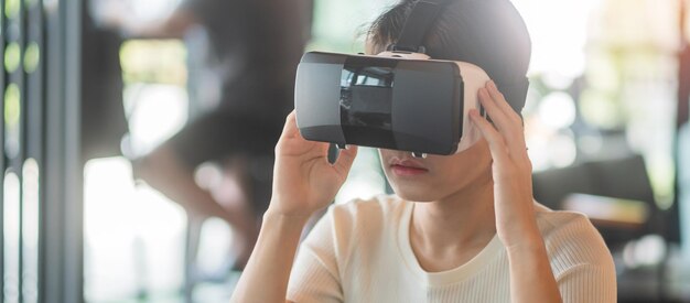 Молодая женщина, использующая гарнитуру виртуальной реальности VR Future, цифровые технологии, игровые развлечения, метавселенная NFT и трехмерная концепция киберпространства