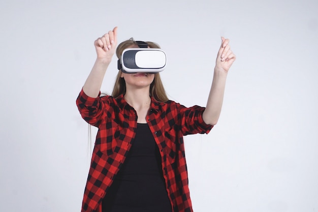 VR 안경을 사용하는 젊은 여자